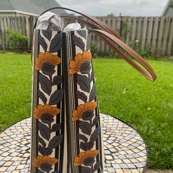 Brand new 🌻🌼🌾Tory Burch tote 🔥👌🏼 - Picture 3 of 11